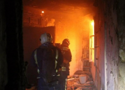 За выходные в Таганроге сгорела «Хонда» и заброшенное здание