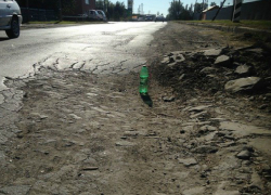 На огромную яму уже полгода никто не обращает внимание в Таганроге