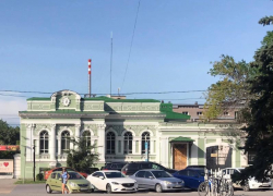Охранники таганрогской администрации высмеяли горожанина, припарковавшего велосипед у «ежика»