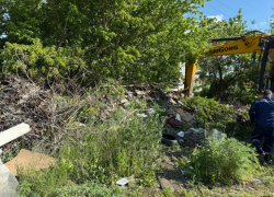 Гаражи снесли, тонны мусора остались - эту проблему решат, но какой ценой