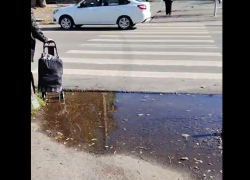 Таганрожцы не могут безопасно ходить по городу: жительница сняла на видео проблемы пешеходных зон