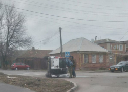 В Таганроге после ДТП с «Ниссаном» перевернулось такси