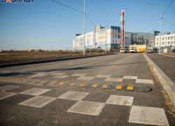 Лифт и туалет есть, а доступа нет: как таганрогская школа №39 «забыла» про ребенка на коляске