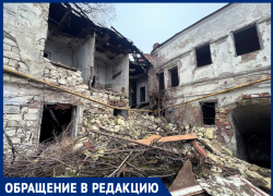 Осыпавшаяся стена здания опустила газовую трубу. "Есть ли опасность?" — гадают таганрожцы 