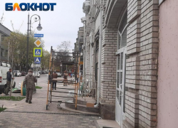  Сначала положили плитку, а теперь убирают электропровода под землю: "умный" ремонт в Таганроге 