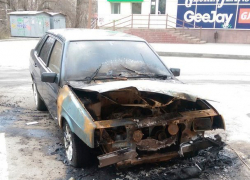 В Таганроге на парковке сгорела легковушка