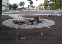 На тракторах и самокатах: таганрожцы уже осваивают недостроенный сквер в СЖМ 