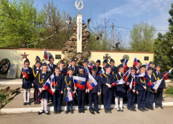 Патриотическое воспитание молодежи на примере школьников: в Таганроге прошло возложение цветов к памятнику «Черный тюльпан» 