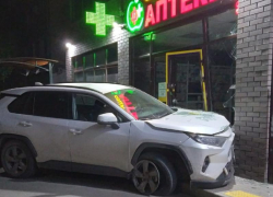 Пьяный подросток,  на машине депутата, врезался в аптеку в Таганроге