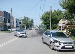 Возле ТРЦ «Мармелад» в Таганроге произошла авария