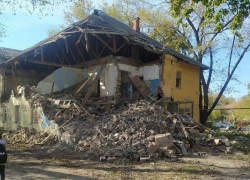 В Таганроге начался снос аварийного дома