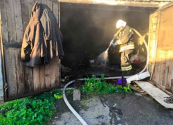 В Таганроге потушили пожар в гараже в 14-м переулке