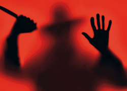 Подозрительный мужчина преследует девушек в Таганроге