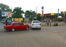 В Таганроге на улице Ломоносова произошло ДТП с участием «Рено» и ВАЗа