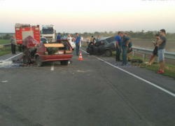 Два выехавших на встречку водителя устроили жуткое ДТП на трассе под Таганрогом