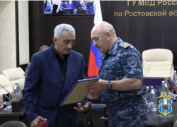 Бдительный таганрожец, сохранивший пенсионерке её сбережения, награждён ценными подарками