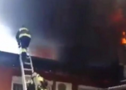 Масштабный пожар в Таганроге тушили 11 спасателей 