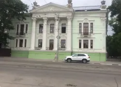 «Мягкие места кончились»: скандал на концерте в дворце Алфераки из-за деревянных стульев и хамства сотрудников