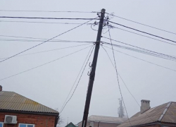 Жители улицы Софьи Перовской просят главу Таганрога обратить внимание на аварийную опору ЛЭП