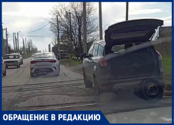 Потерял колесо на железнодорожном переезде: ещё одна машина развалилась из-за дорожной ямы в Таганроге