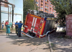 В Таганроге пожарная машина ушла колесом под землю