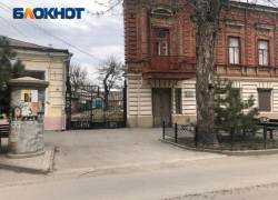 Администрация говорит о туризме, но год не выполняет обещания по тумбе у дома Раневской 