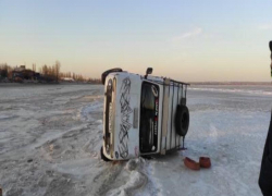 Лихач на «Ниве» устроил ледовое шоу на берегу Таганрогского залива