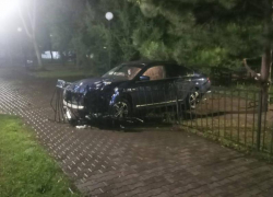 Водитель «Ниссан» снёс забор и лавку в Петровском сквере Таганрога