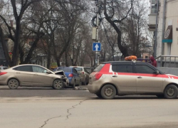 В центре города таганроженка попала в ДТП из-за опасного маневра таксиста