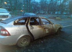 В Таганроге глубокой ночью сгорела "Лада Приора"