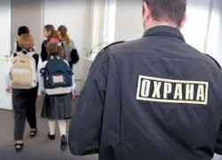 Безутешная мать винит в смерти сына охранников таганрогской школы