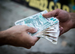 Ростовская продавщица швейной фурнитуры обманула покупательницу на 350 тысяч рублей