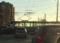 В Таганроге трамвай протаранил легковушку 