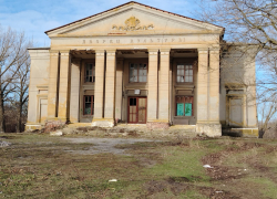 Крик из окрестностей Таганрога: дворец культуры разрушается прямо на глазах