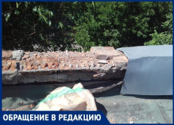 Бывшие работники комбайнового завода Таганрога живут в доме, где кирпичи летят на голову