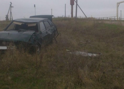 Под Таганрогом водитель автомобиля ВАЗ-21099 попал в аварию и перевернулся