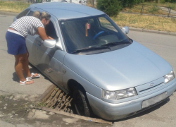 В Таганроге на улице Чехова автомобили проваливаются в яму посреди проезжей части