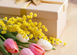 Вместо банальных букетов и сладостей: что подарить женщинам на 8 марта