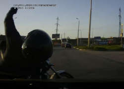 В Таганроге автомобиль сбил мотоциклиста