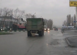 В Таганроге во время движения прицеп отцепился от КамАЗа и выехал на встречку. Видео