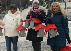 Компания «Окна КПИ» дарит не только окна таганрожцам, но и кормушки для птиц