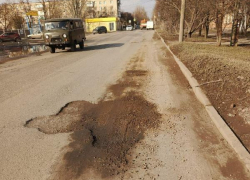 "Литая смесь растаяла": латки таганрогских дорог держатся около суток