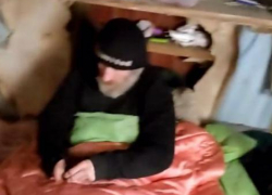 В Таганроге живёт человек в металлической будке с ампутированными ступнями 