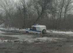 Полицейскую машину засосало в болото таганрогской трясины