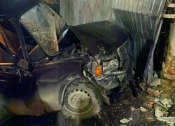 В Таганроге сложился в гармошку отечественный автомобиль, который врезался в забор 