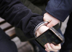 Таганрогские полицейские задержали 18-летнего парня, укравшего мобильный