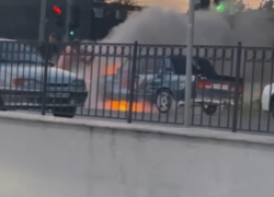 В Таганроге на ровном месте загорелся автомобиль в районе ТРЦ "Мармелад" 