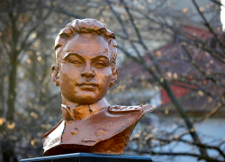 Легенды о гибели защитника блокадного Ленинграда: мемориальную доску в честь аса авиации Анатолия Ломакина открыли в Таганроге 