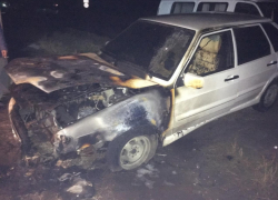 Машина в огне: в Таганроге загорелась «девятка»