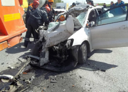 Водитель легковушки погиб в жутком ДТП с КамАЗом на трассе под Таганрогом